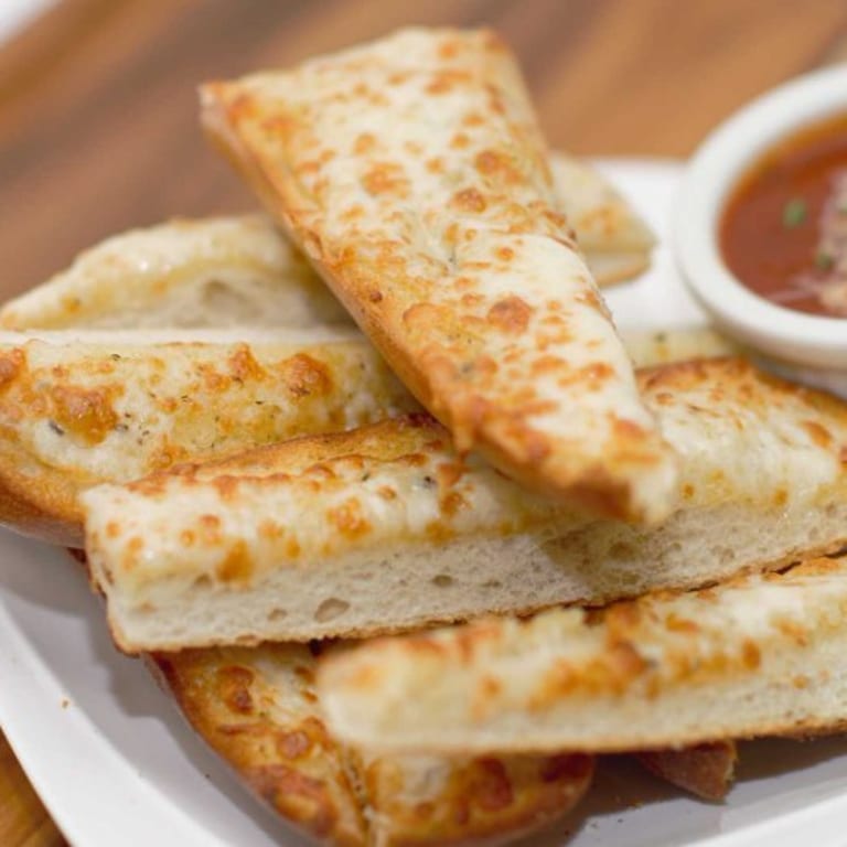 Delicious Cheese Bread: A Must-Try!